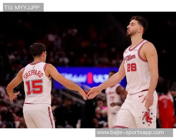 媒体人:火箭替补席确实没几个正常人了得亏末节有霍勒迪和申京